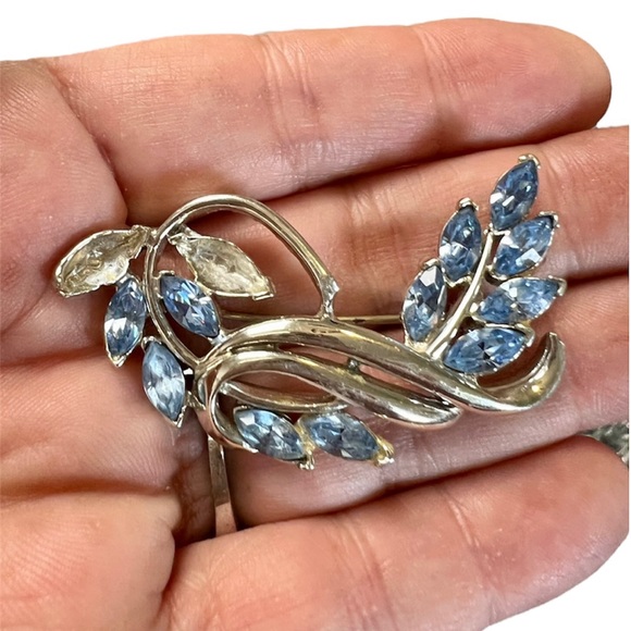 Where Was That? Jewelry - 💰3/$15 blue crystal Rhinestone floral leaf silver brooch 2” W